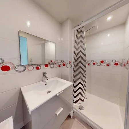 Beautiful 3-bedroom On Rue Rene Baheux 아파트